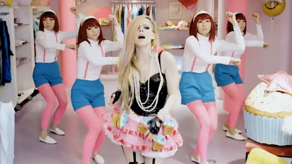 Avril_Lavigne-Hello_Kitty-music_video